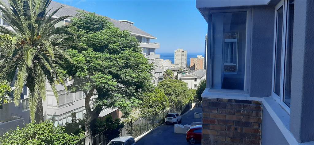 2 Bed Flat in Sea Point photo number 7