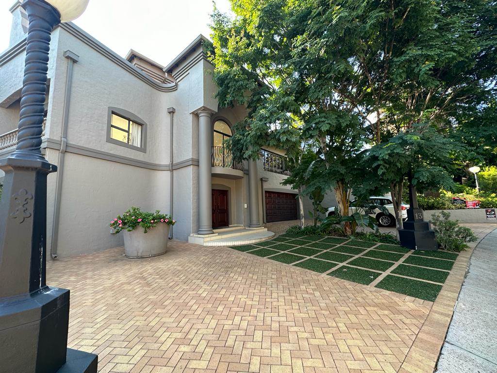 4 Bed House in Waterkloof photo number 2