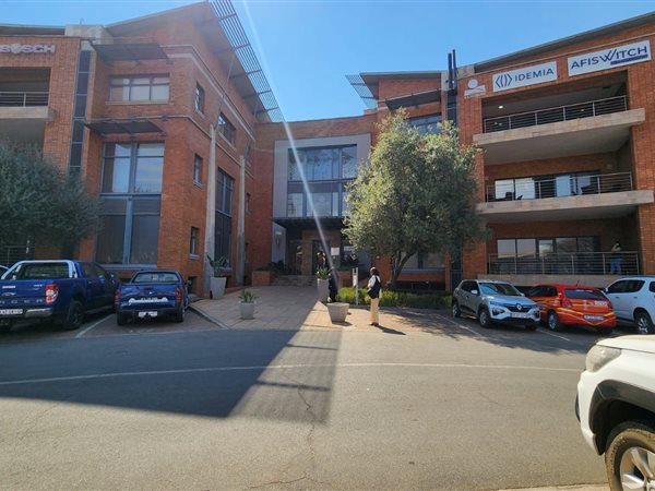 477  m² Commercial space