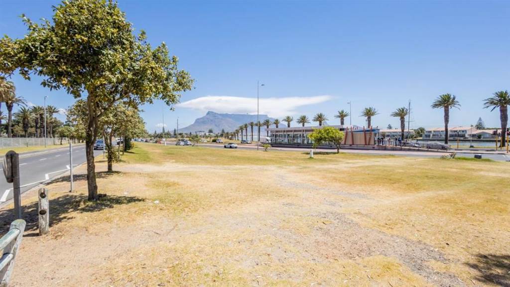 2 Bed Apartment in Milnerton Central photo number 19