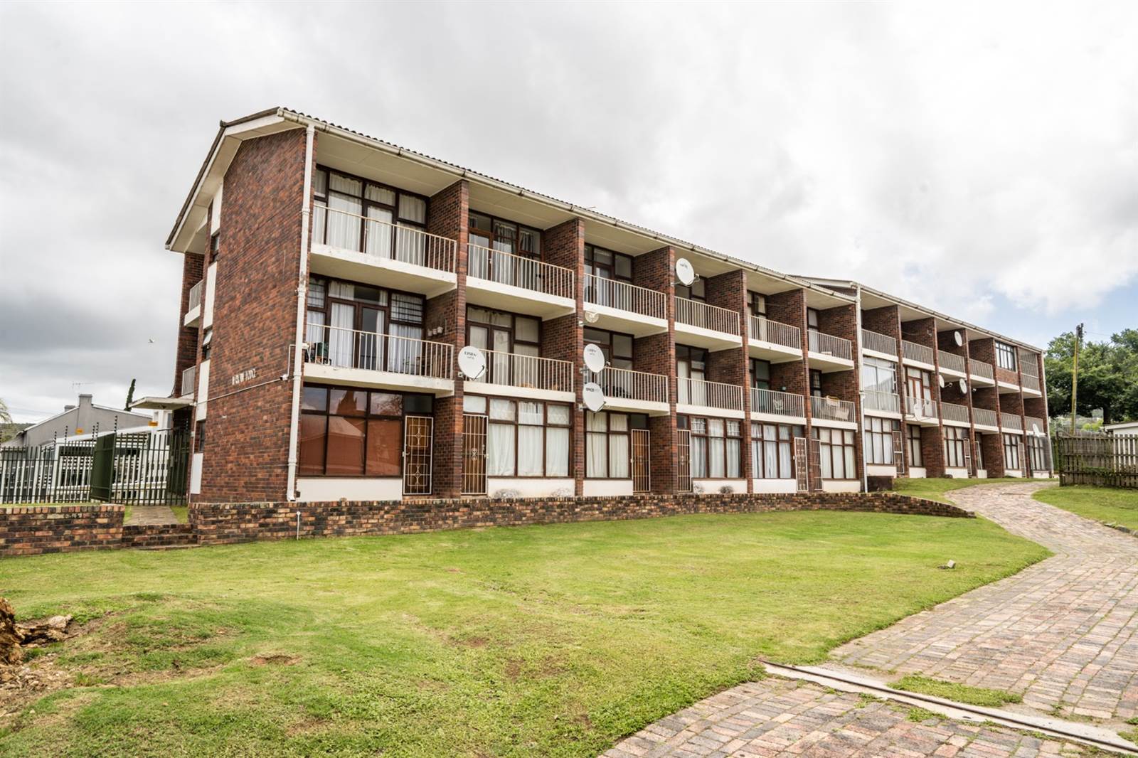 1 Bed Apartment in Grahamstown Central photo number 1