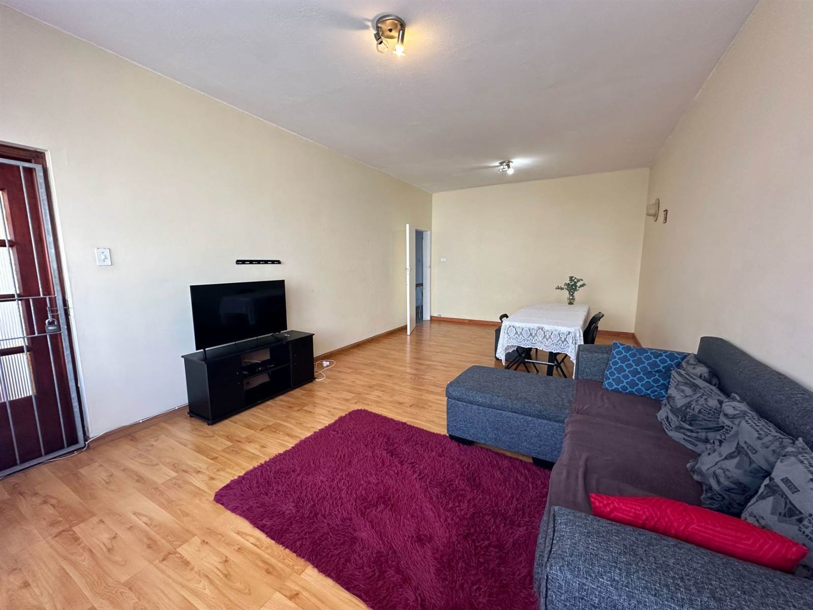 2 Bed Apartment in Humewood photo number 11