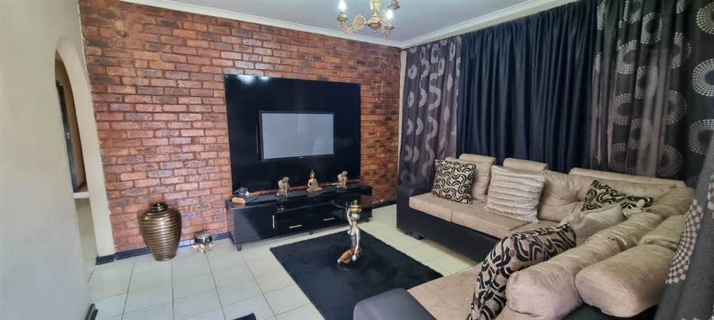 3 Bed House in Lenasia South photo number 3
