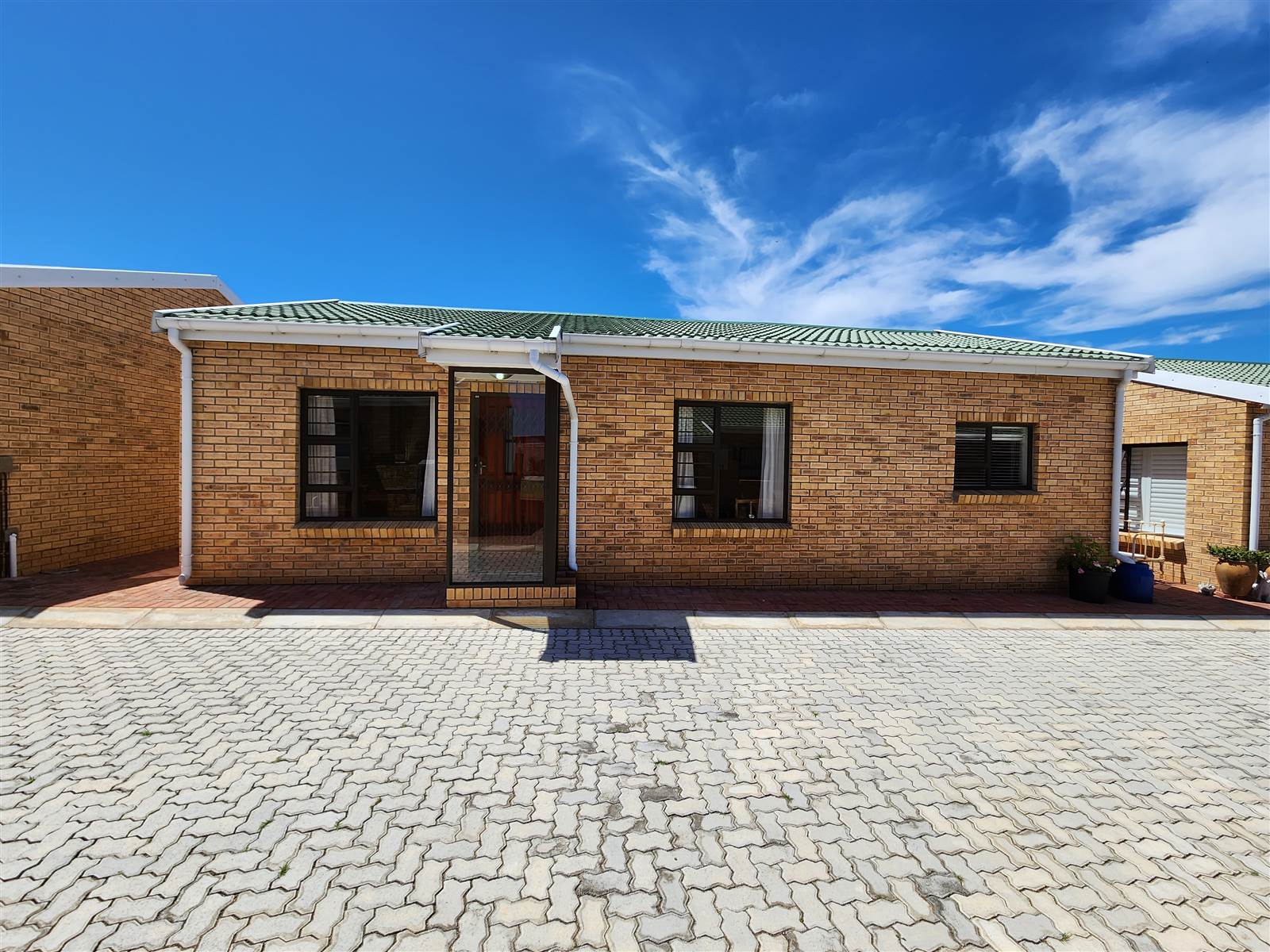 2 Bed Townhouse in Jeffreys Bay photo number 2