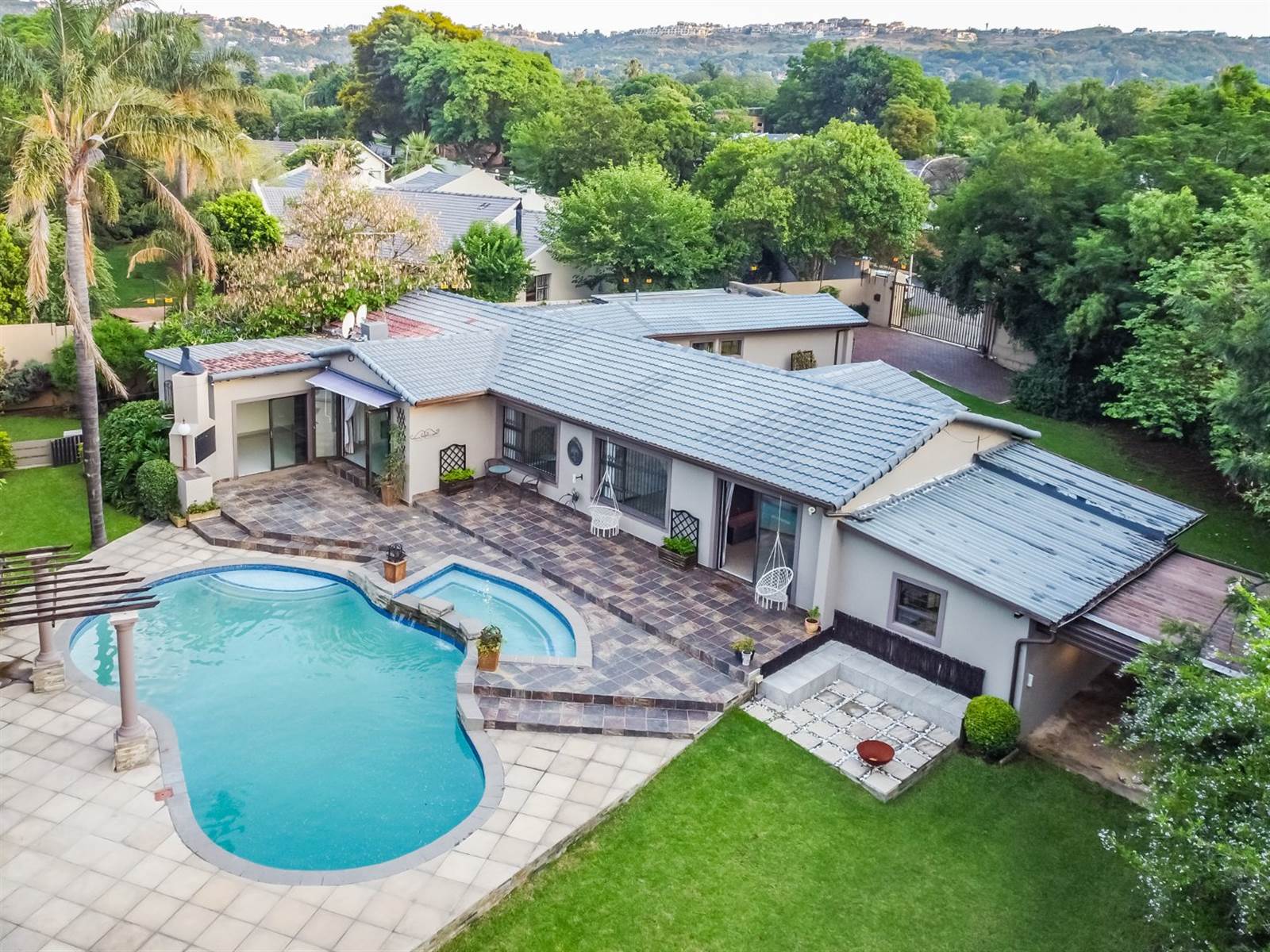 4 Bed House in Northcliff photo number 4