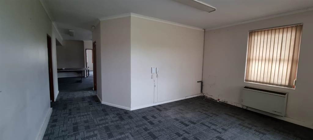 207  m² Commercial space in Parow Central photo number 6