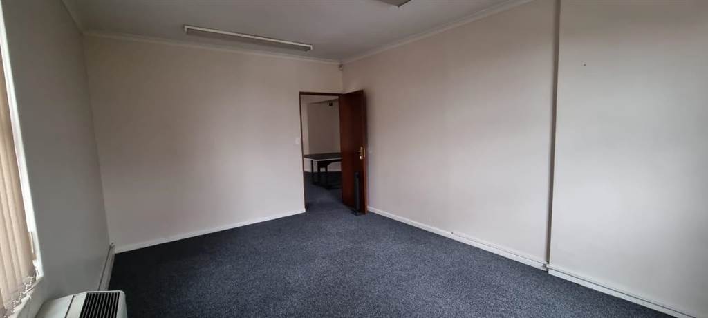 207  m² Commercial space in Parow Central photo number 11