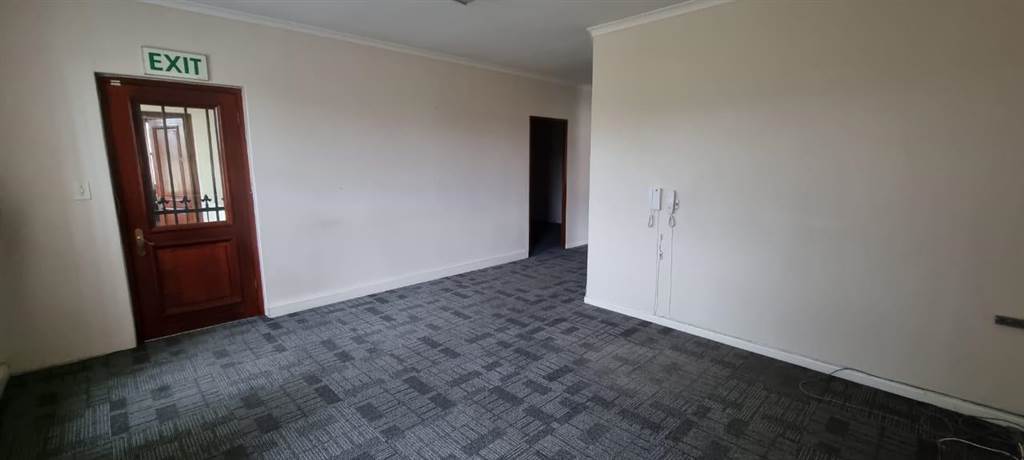207  m² Commercial space in Parow Central photo number 7