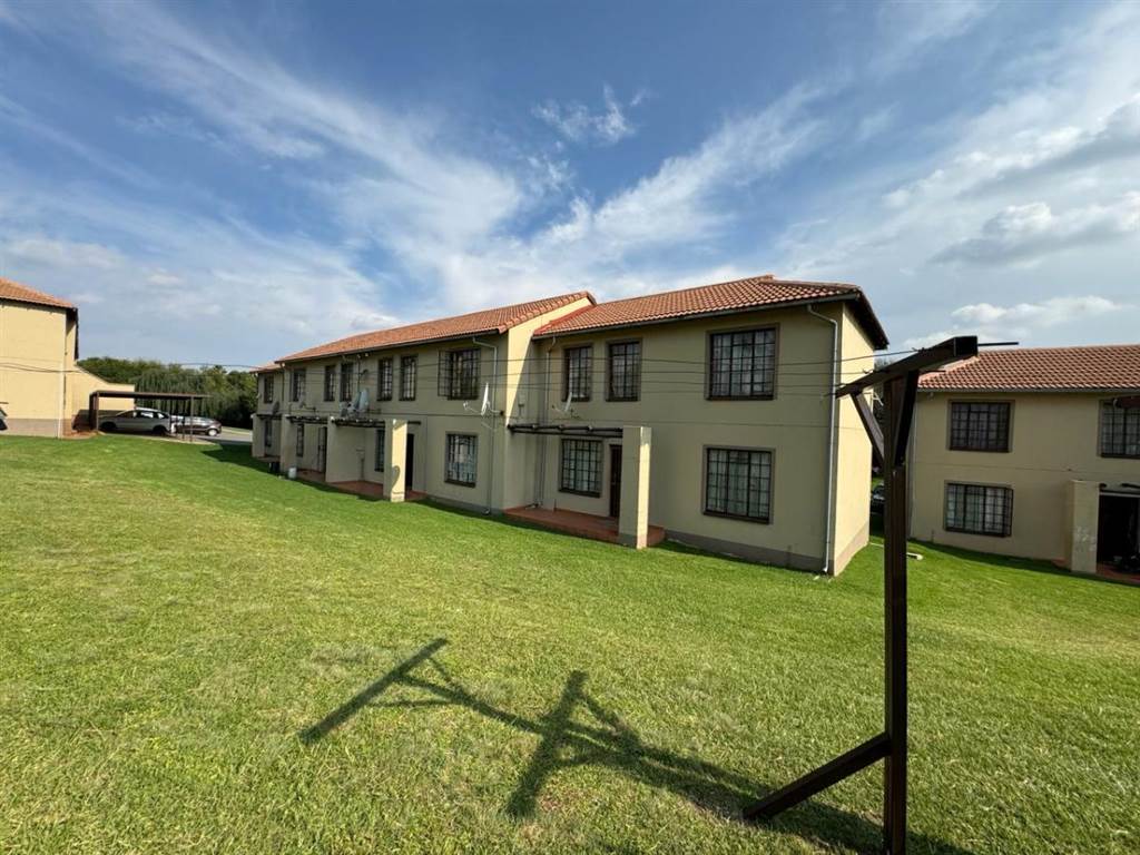 2 Bed Apartment in Roodepoort Central photo number 3