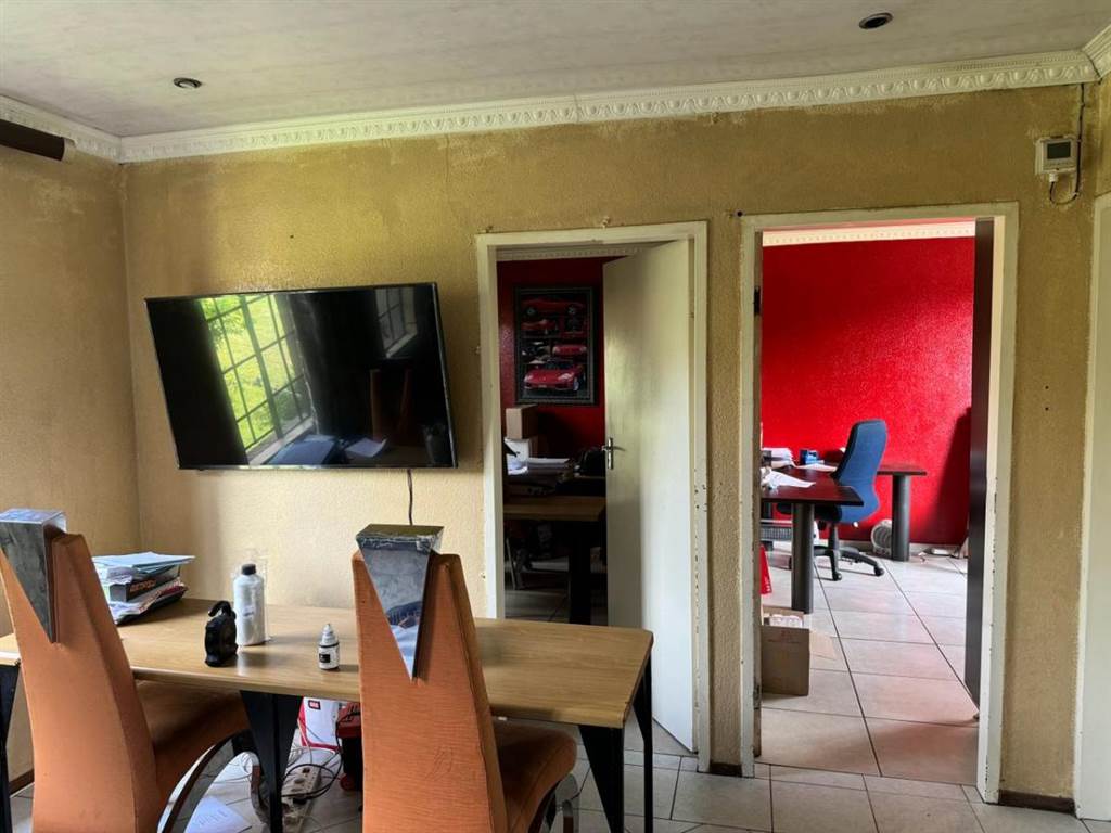 2 Bed Apartment in Roodepoort Central photo number 4
