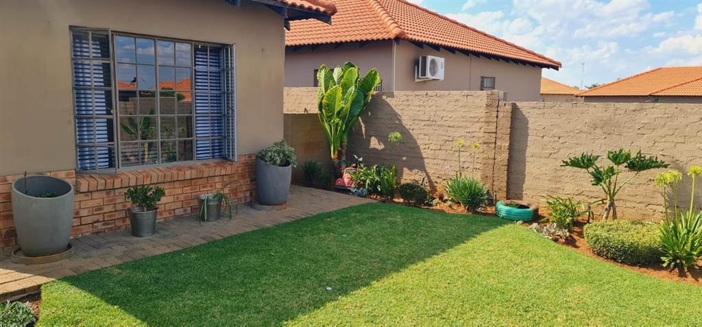3 Bed House in Waterkloof East photo number 3