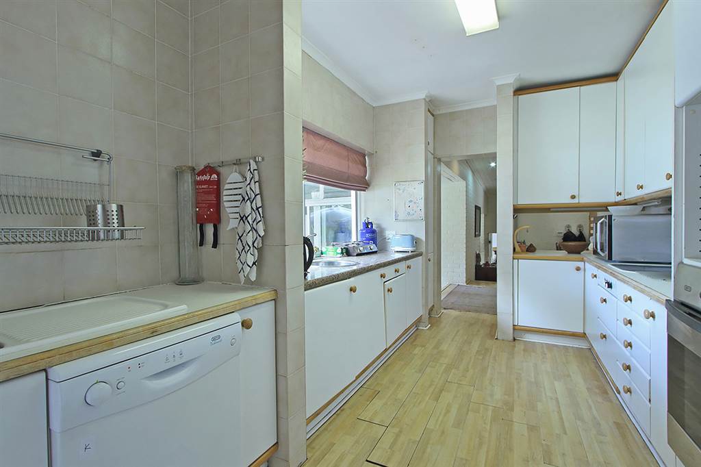 4 Bed House in Newlands photo number 9