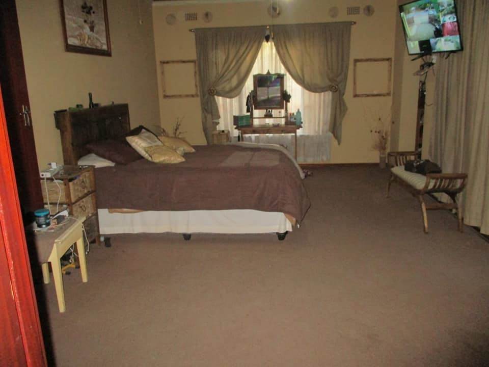 4 Bed House in Barberton photo number 3