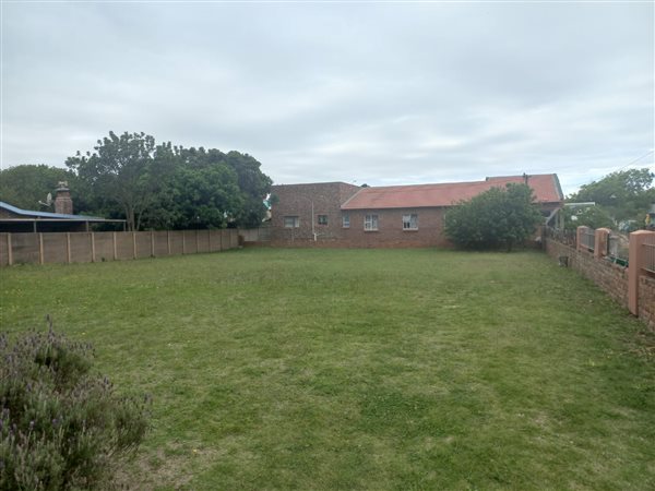 747 m² Land