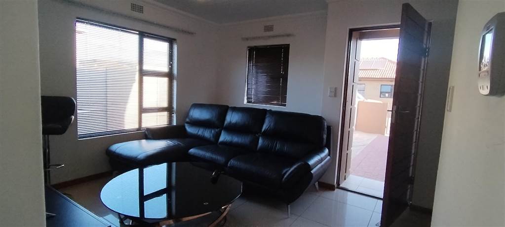 2 Bed House in Rondevallei photo number 4