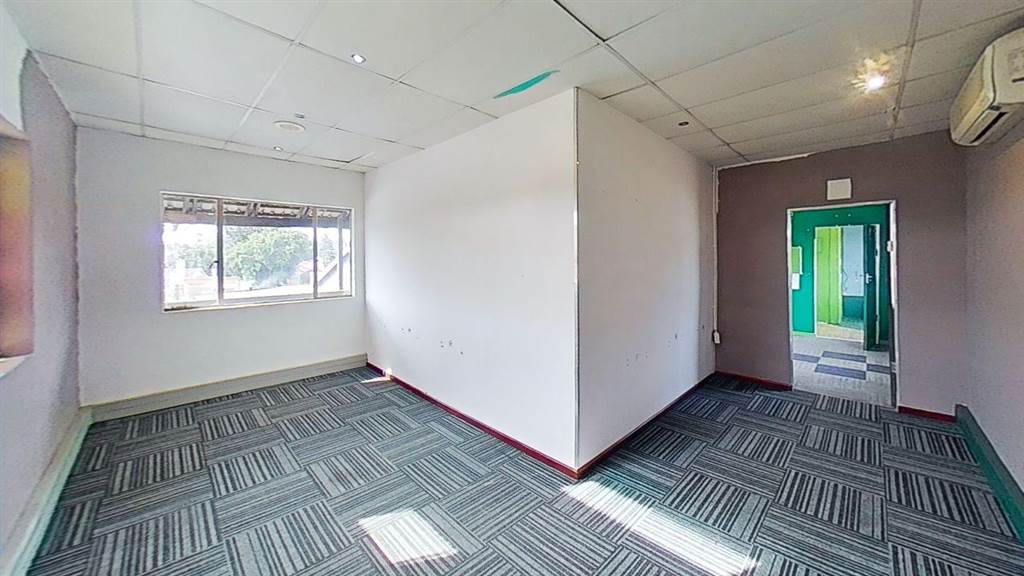800  m² Commercial space in Glen Marais photo number 13