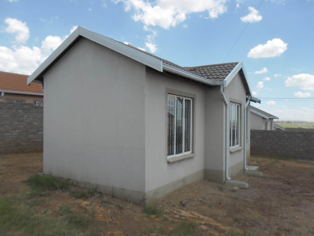 2 Bed House in Kagiso photo number 3