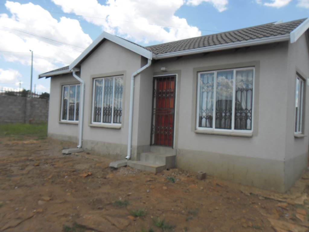 2 Bed House in Kagiso photo number 2