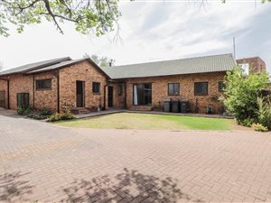 5 Bed House in Zwartkop