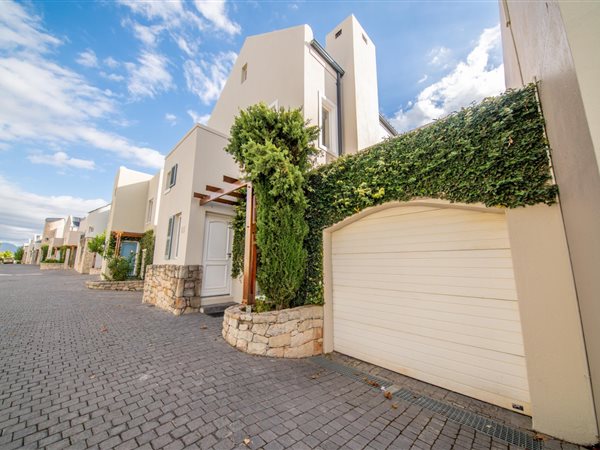 3 Bedroom Townhouse 3 Bedroom Townhouse
