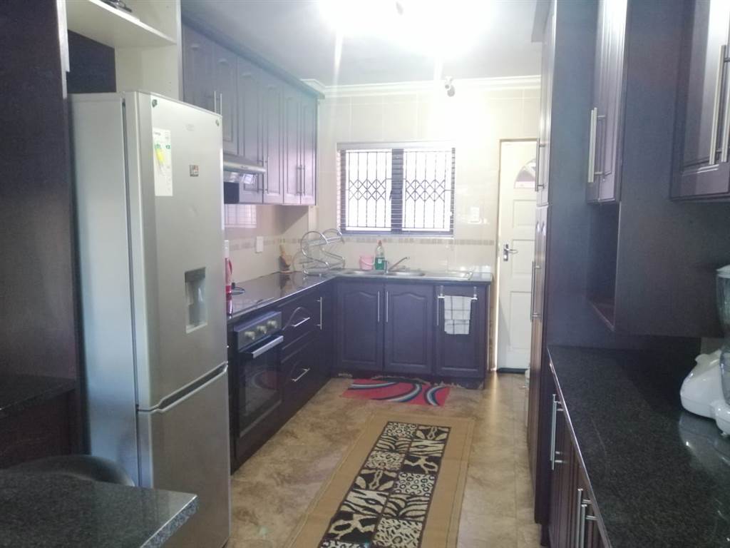 2 Bed Apartment in Stanger Central photo number 5