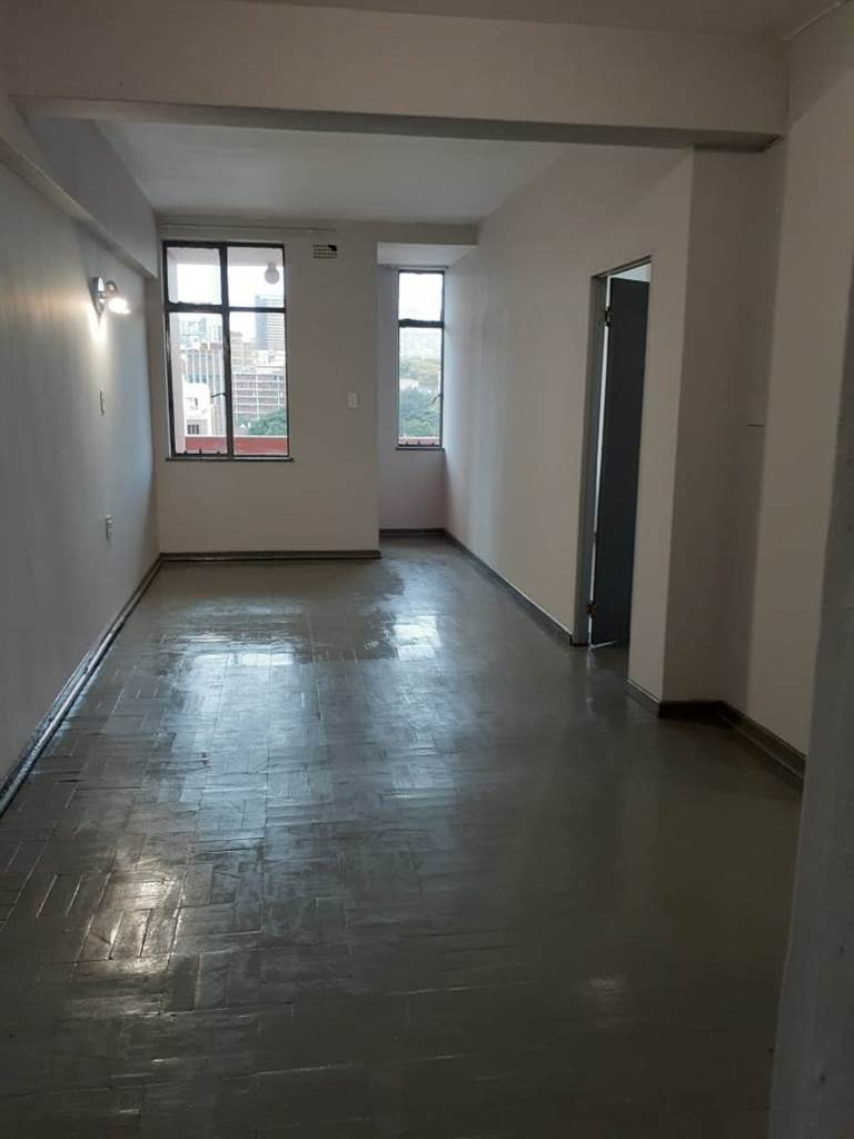 Bachelor apartment in Johannesburg Central photo number 6