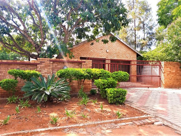 4 Bed House in Flora Park