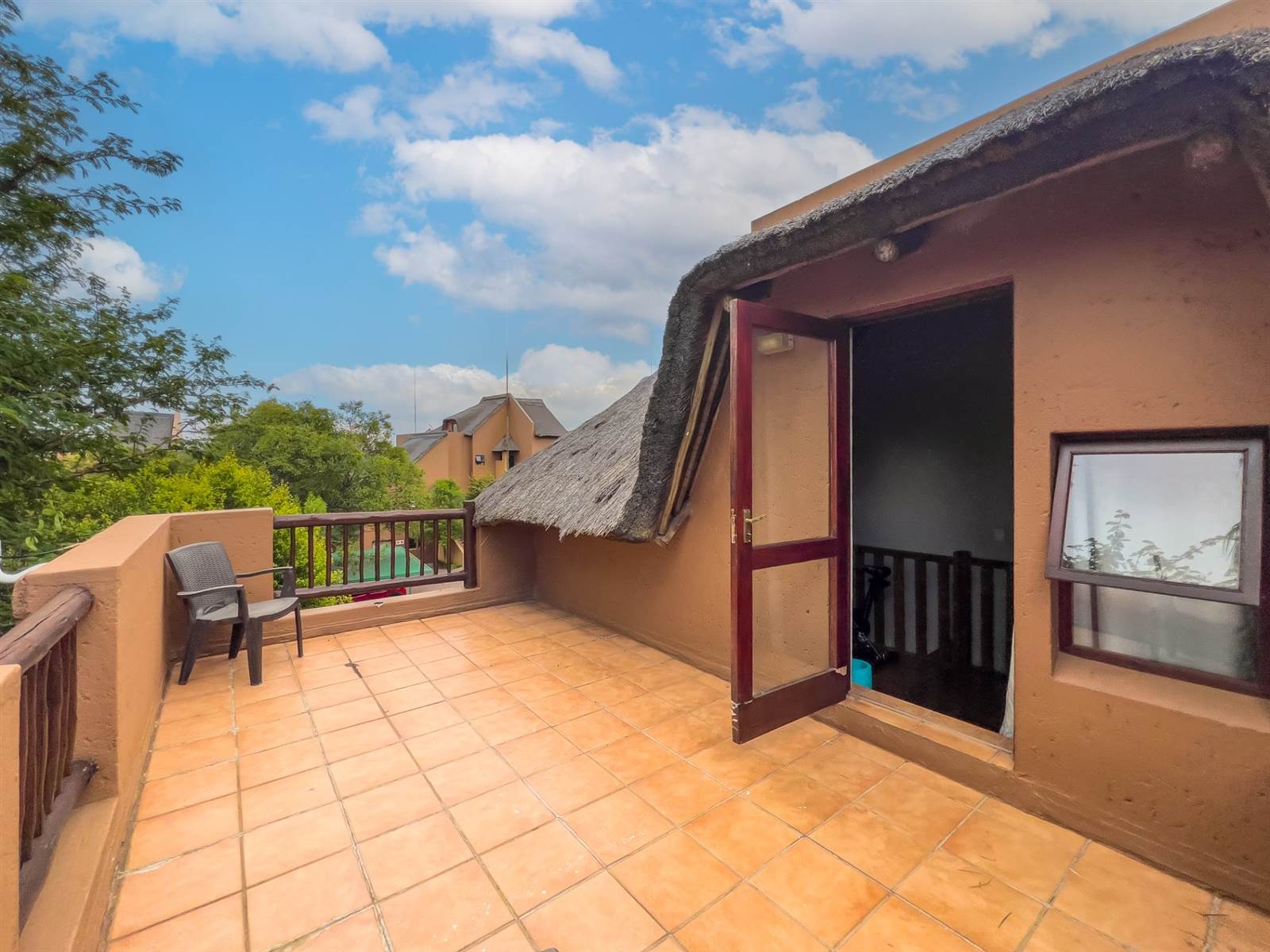 1.5 Bed Apartment in Douglasdale photo number 8