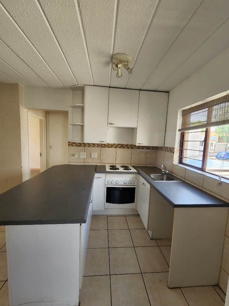 1 Bed Apartment in Bryanston photo number 3