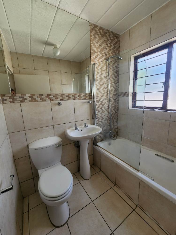 1 Bed Apartment in Bryanston photo number 9