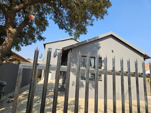Bachelor apartment in Klipfontein View