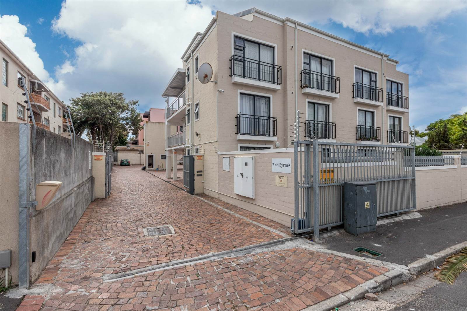 1 Bed Apartment in Wynberg photo number 11