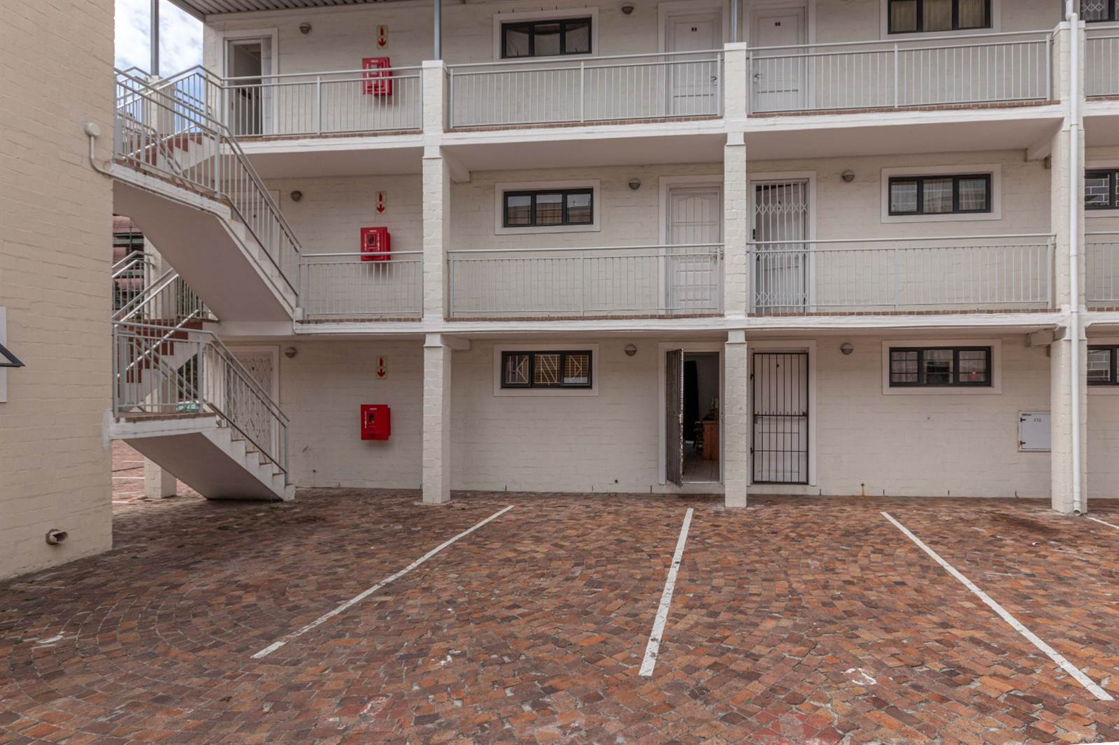 1 Bed Apartment in Wynberg photo number 12