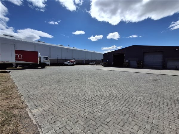 733  m² Industrial space