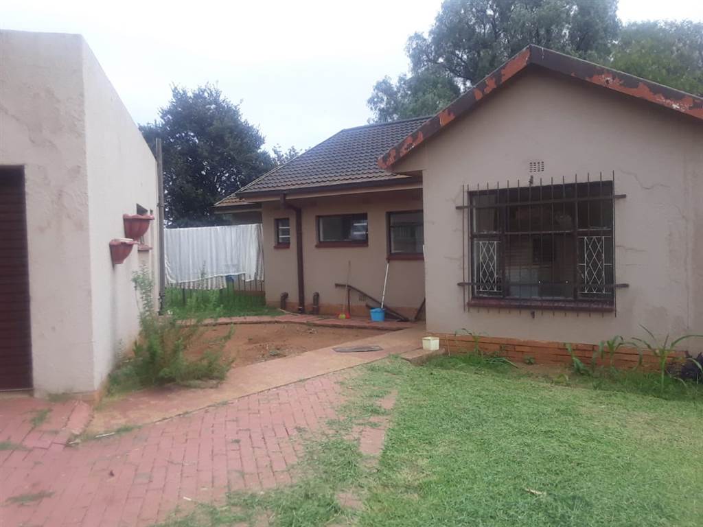 3 Bed House in Meyerton Park photo number 2