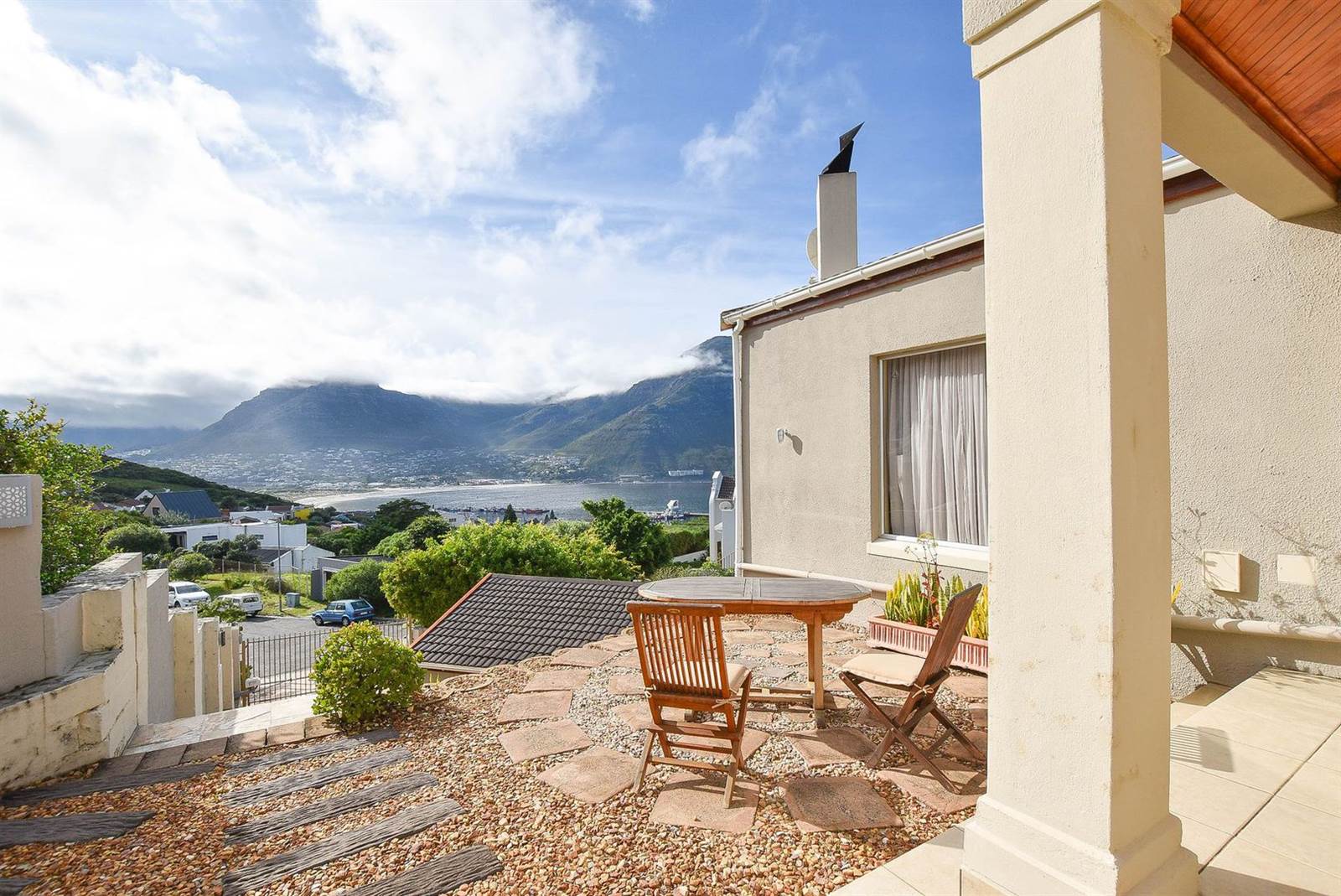 4 Bed House in Hout Bay Harbour photo number 2