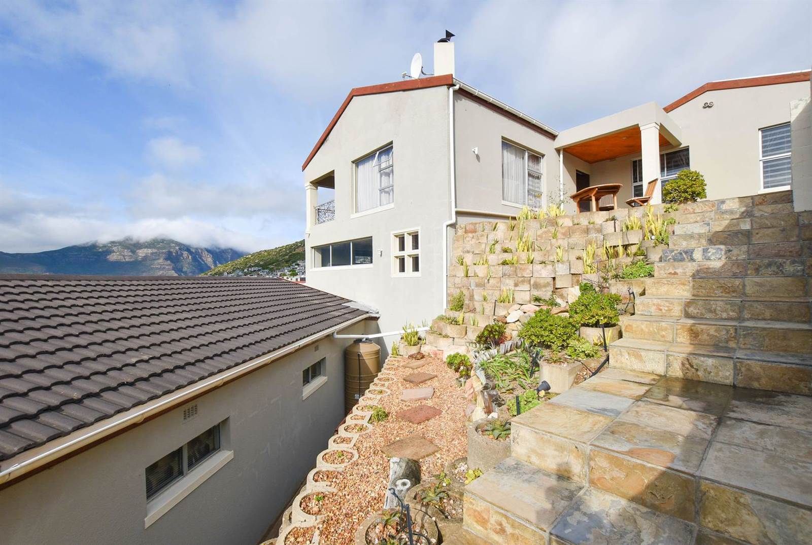 4 Bed House in Hout Bay Harbour photo number 4
