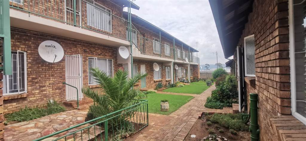 2 Bed Apartment in Rensburg photo number 1
