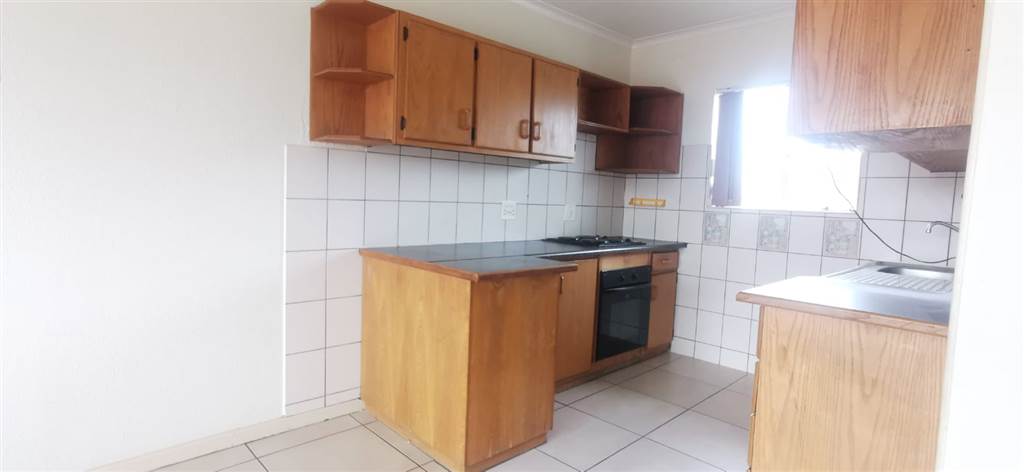 2 Bed Apartment in Rensburg photo number 2