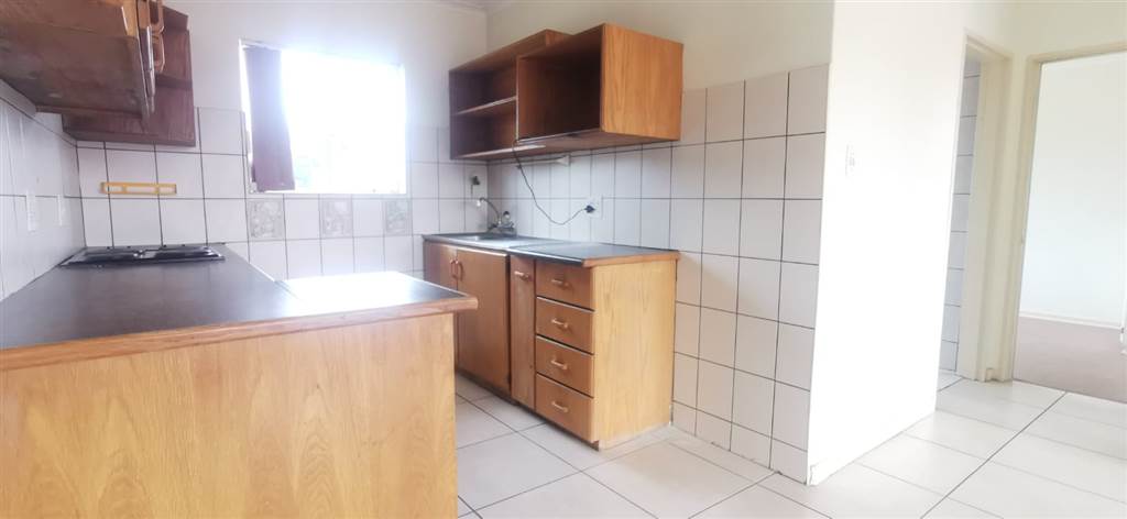 2 Bed Apartment in Rensburg photo number 3