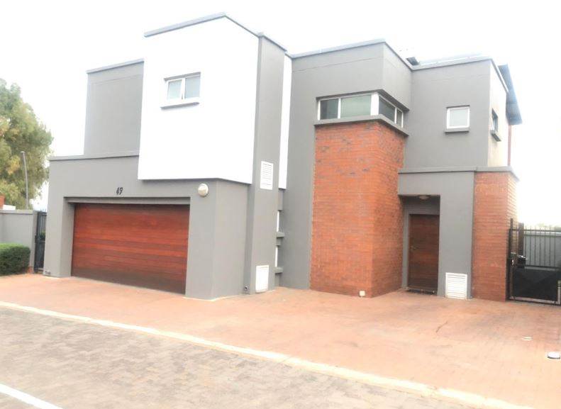 3 Bed Apartment in Alewynspoort photo number 1