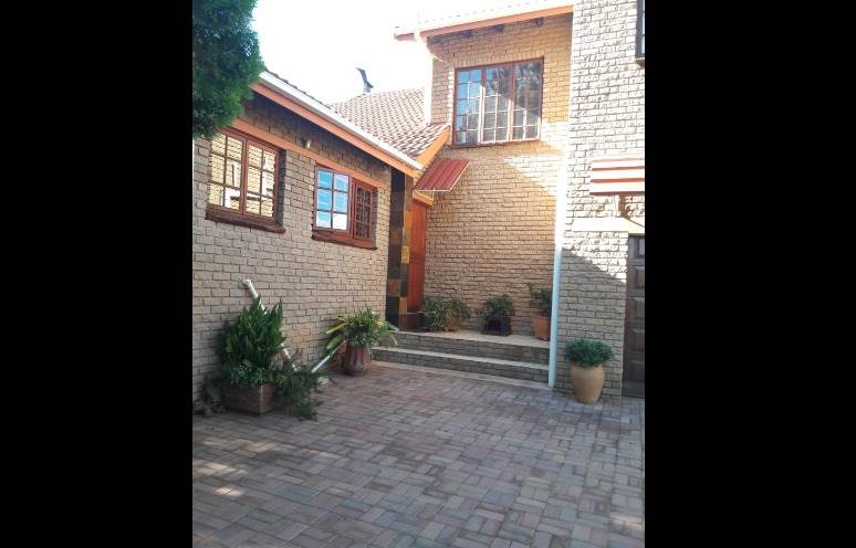 4 Bed House in Hartbeesfontein photo number 7
