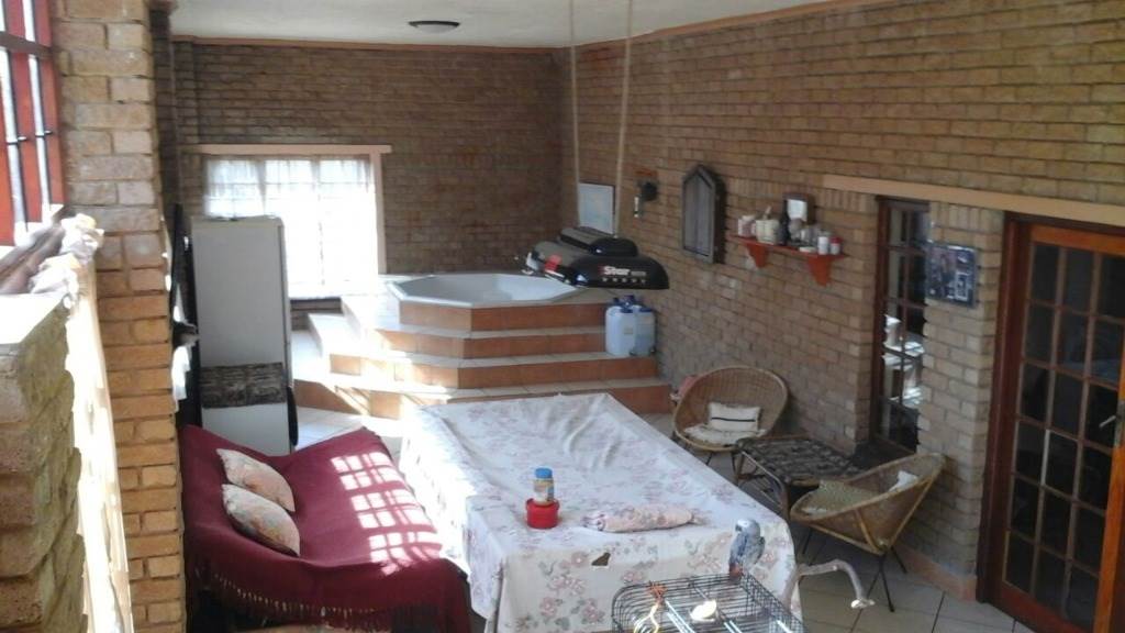 4 Bed House in Hartbeesfontein photo number 10