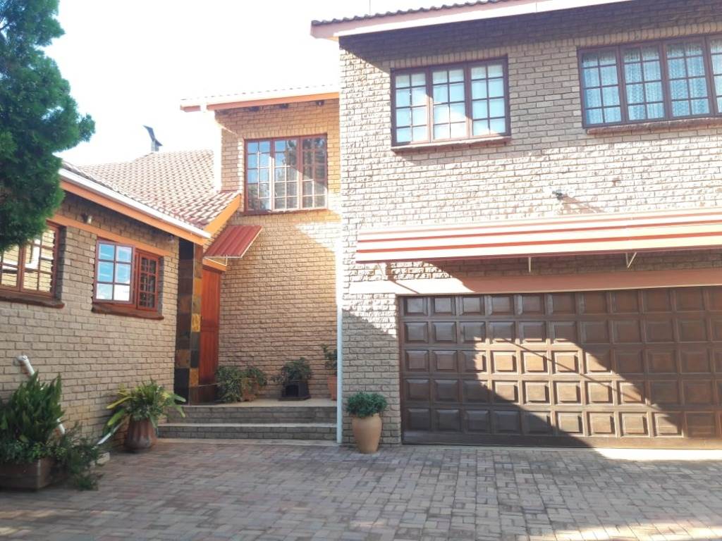 4 Bed House in Hartbeesfontein photo number 5