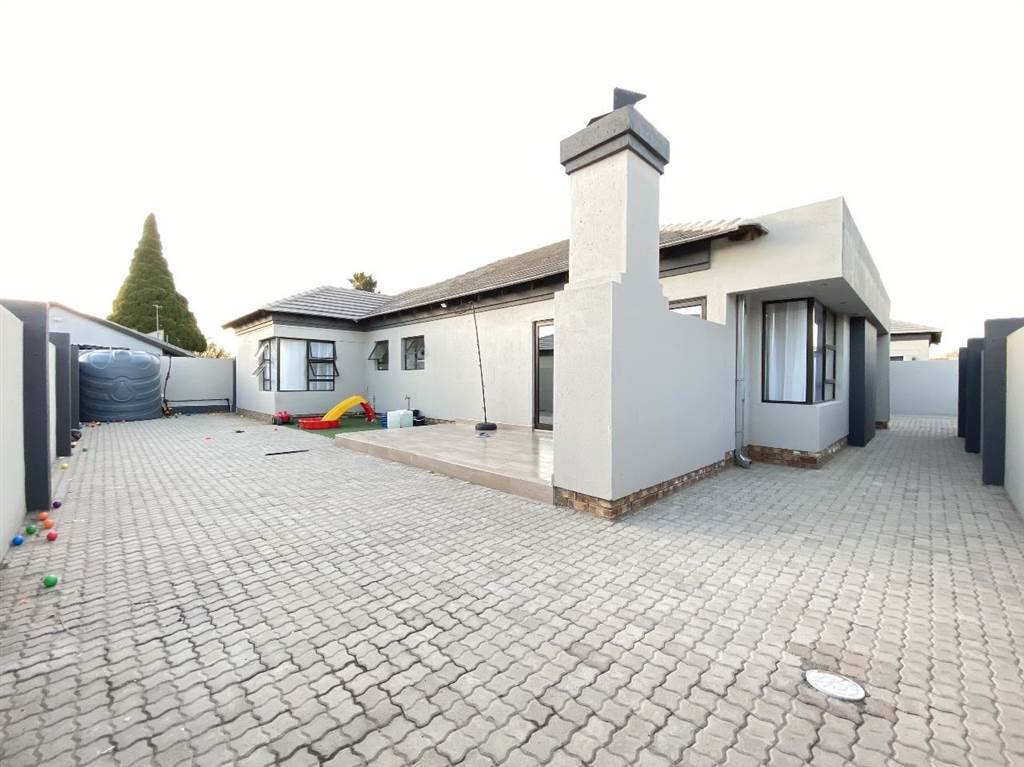 4 Bed House in Secunda photo number 4