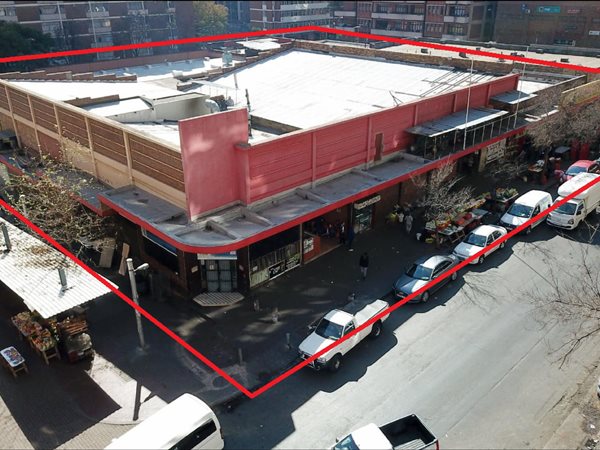 3 000  m² Retail Space