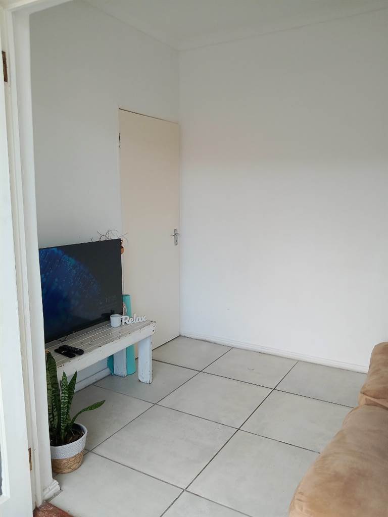 1 Bed Apartment in Fish Hoek photo number 15