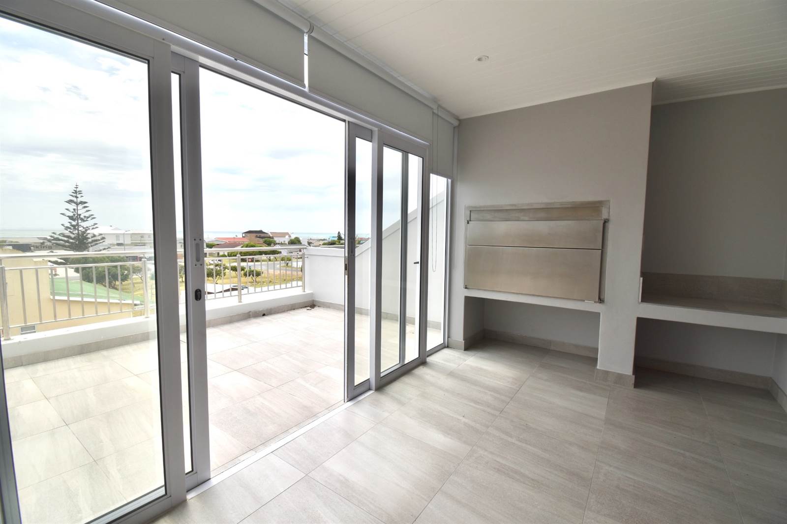 2 Bed Apartment in Struisbaai photo number 8