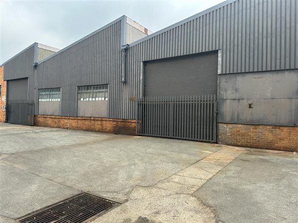 2 300  m² Industrial space