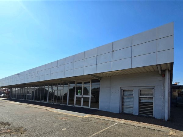 1 300  m² Commercial space